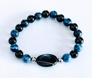 Bracelet  serti d'un Oeil de tigre bleu, d'Onyx noir et de Sodalite bleue