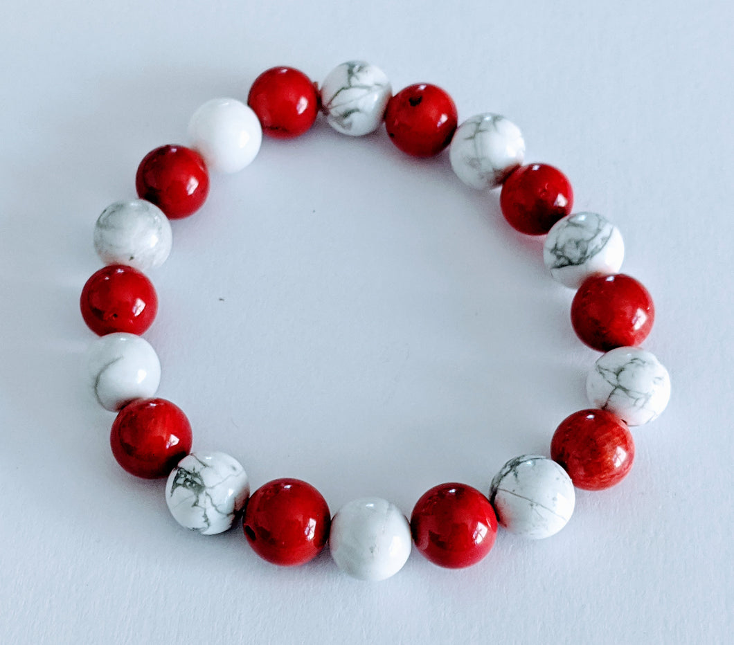 Bracelet de pierres de Howlite blanc et de Corail rouge